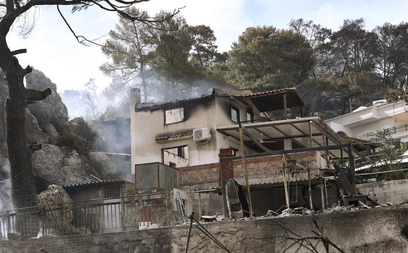 Εκκενώθηκε προληπτικά το Αλεποχώρι &#8211; Μαίνεται η φωτιά στον Σχίνο, διάσπαρτες εστίες αλλά και φόβοι για αναζωπυρώσεις