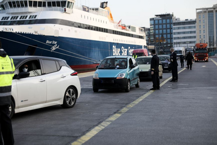 Αυξημένη η κίνηση στα λιμάνια – Εντατικοί έλεγχοι για την τήρηση των μέτρων