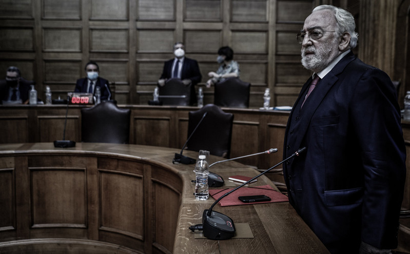 Ειδικό Δικαστήριο: «Βολές» από τους κατηγορούμενους για τις αναφορές σε φακέλους και τσάντες με χρήματα προς τον ΣΥΡΙΖΑ