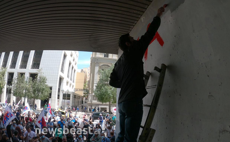 Συνθήματα στον τοίχο του υπουργείου Εργασίας από τους διαδηλωτές &#8211; Δείτε φωτογραφίες του newsbeast.gr