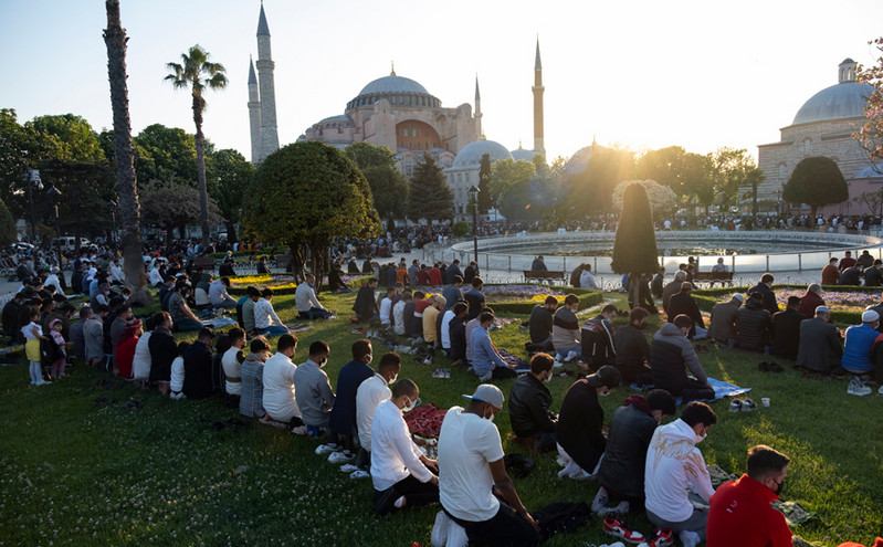 Χιλιάδες μουσουλμάνοι προσευχήθηκαν στην Αγία Σοφία για το Μπαϊράμι