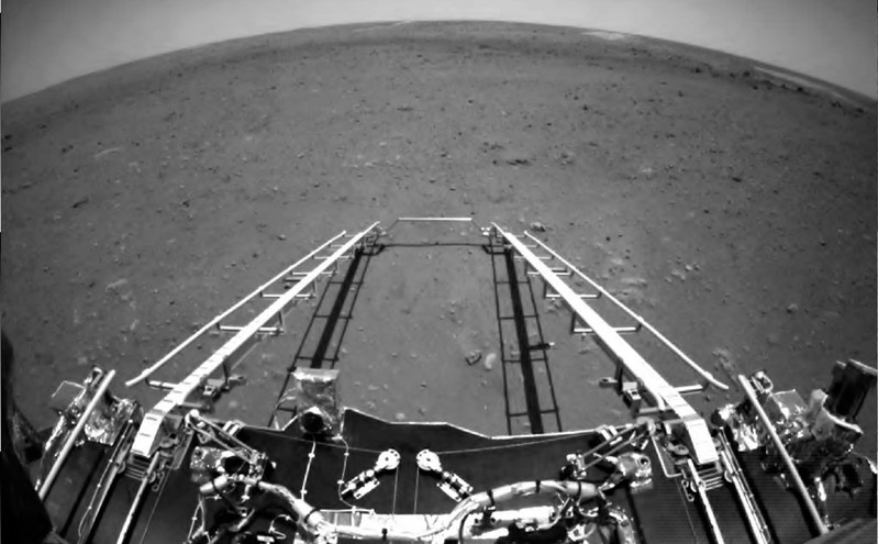 Τις πρώτες του φωτογραφίες από τον Άρη έστειλε το κινέζικο ρόβερ