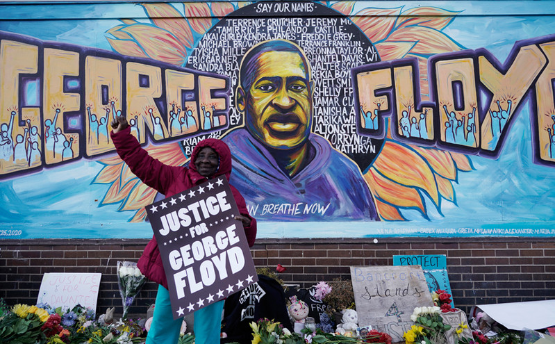 Ένας χρόνος από τη δολοφονία του Τζορτζ Φλόιντ: Τα 9,5 λεπτά που έβαλαν τη φωτιά του Black Lives Matter