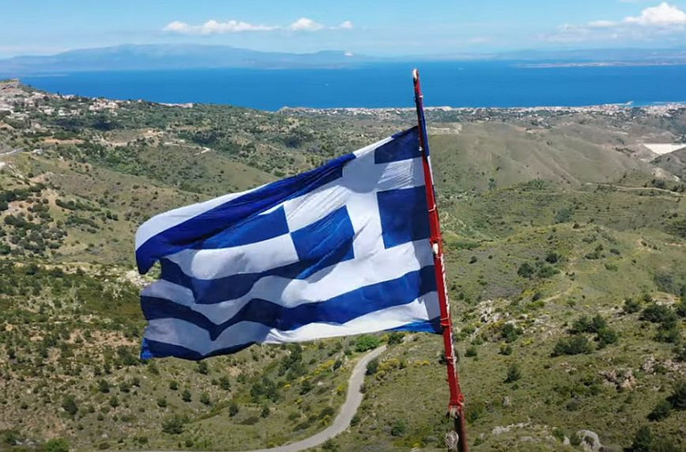 Συγκινητική στιγμή: Ανυψώθηκε τεράστια Ελληνική σημαία ανήμερα των εκδηλώσεων για τα 199 χρόνια από τη σφαγή της Χίου