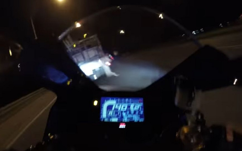 Σοκαριστικό βίντεο με μηχανή να καρφώνεται με 140χλμ. πάνω σε φορτηγό