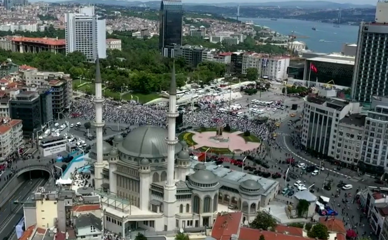 Ο Ερντογάν εγκαινίασε τζαμί στην πλατεία Ταξίμ της Κωνσταντινούπολης