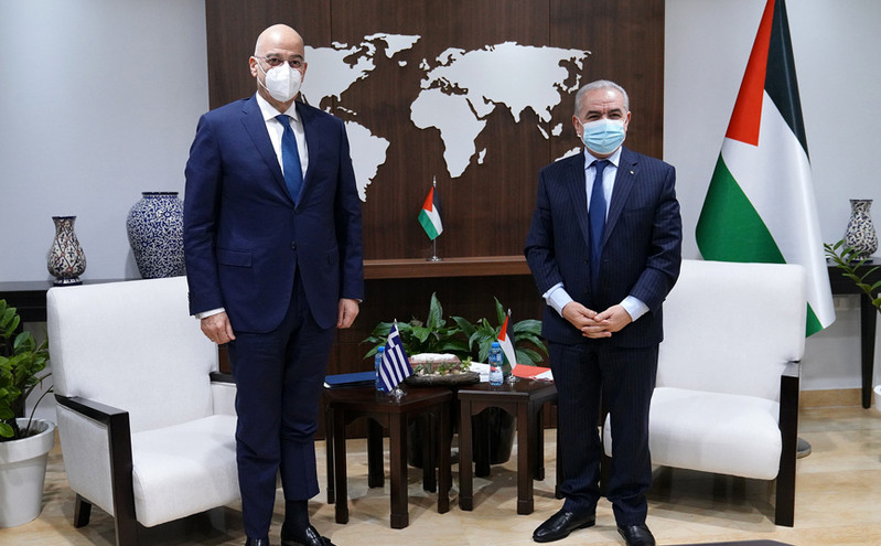Τετ α τετ του Νίκου Δένδια με τον πρωθυπουργό της Παλαιστίνης