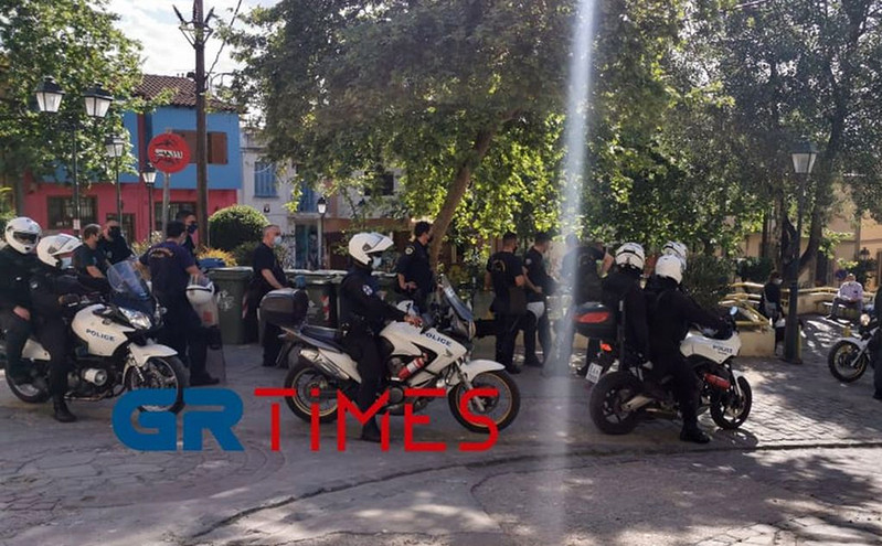 «Μπλόκο» της αστυνομίας στην πλατεία Καλλιθέας στη Θεσσαλονίκη για αποφυγή κορονοπάρτι