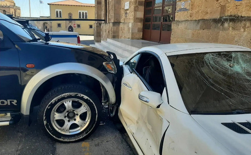 Έδωσε 5.000 ευρώ ο αστυνόμος που έσπασε με βαριοπούλα το αυτοκίνητο του διευθυντή του στη Ρόδο