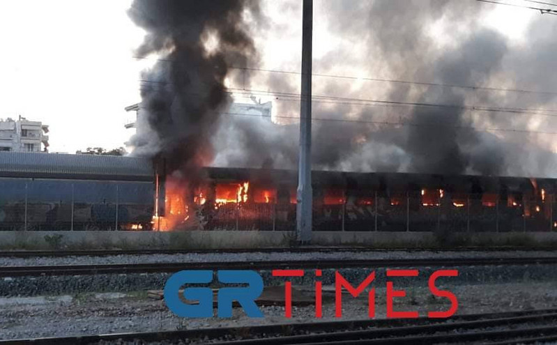 Εικόνες από την φωτιά σε εγκαταλελειμμένα βαγόνια του ΟΣΕ στη Θεσσαλονίκη