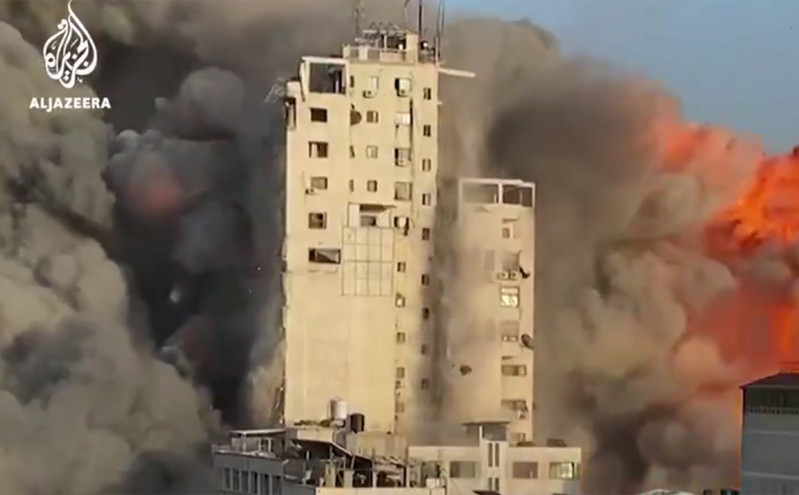 Νέο συγκλονιστικό βίντεο από την κατάρρευση κτιρίου 14 ορόφων στη Γάζα μετά από βομβαρδισμό