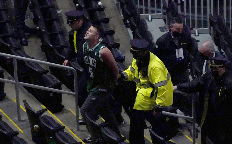 NBA: Οπαδός των Σέλτικς πέταξε μπουκάλι στον Ίρβινγκ των Νετς και τον «μάζεψαν» αμέσως
