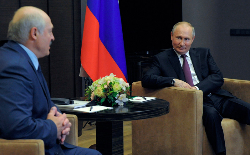 Στήριξη Πούτιν στον Λουκασένκο παρά τις διεθνείς πιέσεις
