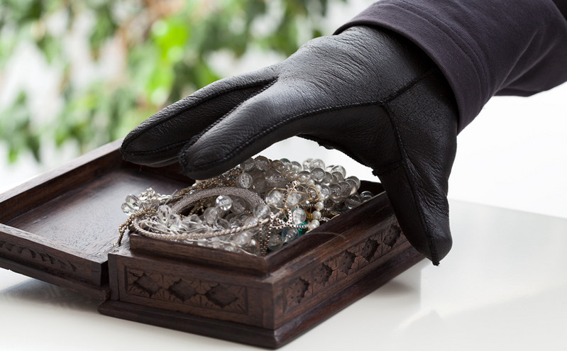 Ληστεία &#8211; μαμούθ στους Αμπελόκηπους: Έκλεψαν κοσμήματα αξίας άνω του 1 εκατ. ευρώ από αποθήκη