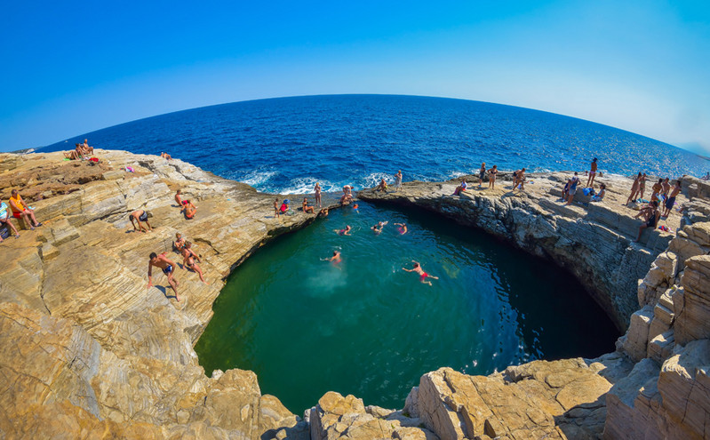 Γκιόλα, η φυσική πισίνα που πρωταγωνιστεί σε ένα από τα σποτ για τον ελληνικό τουρισμό