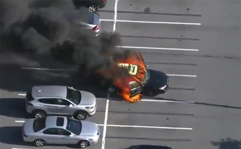 Αυτοκίνητο τυλίχθηκε στις φλόγες όταν ο οδηγός που κάπνιζε έβαλε αντισηπτικό χεριών