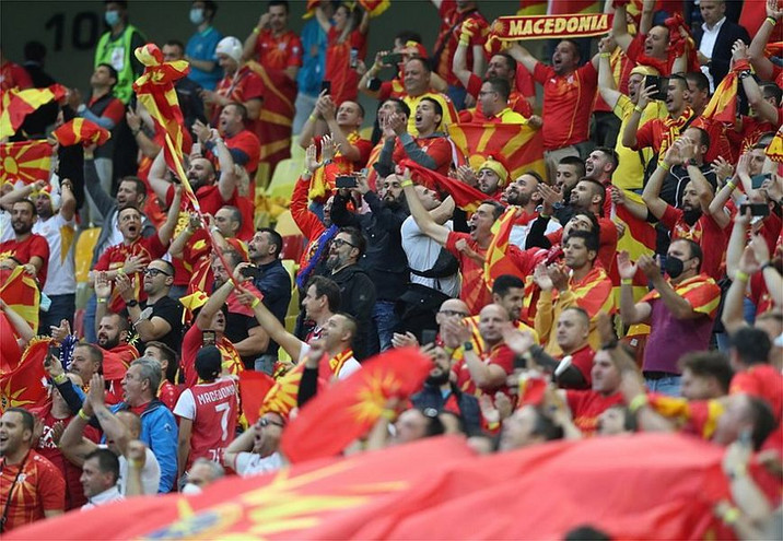 Euro 2020: Απίστευτες προκλήσεις με πανό «Μακεδονία» και περικεφαλαίες οι οπαδοί της Βόρειας Μακεδονίας