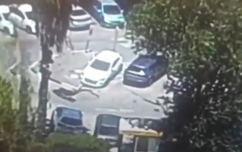 Τεράστια τρύπα στο έδαφος «κατάπιε» αυτοκίνητα στην Ιερουσαλήμ &#8211; Τα βίντεο κόβουν την ανάσα