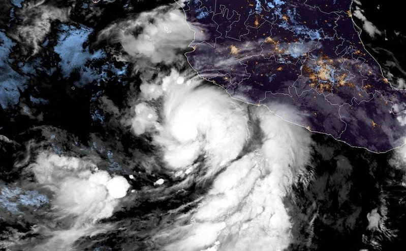 Ο κυκλώνας Ενρίκε απειλεί τις ακτές του δυτικού Μεξικού