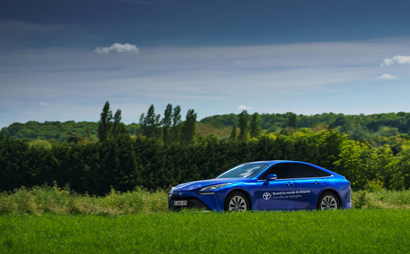 Το υδρογόνο απειλεί την «απλή» ηλεκτροκίνηση: Ρεκόρ αυτονομίας για το υδρογονοκίνητο Toyota Mirai