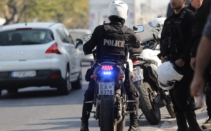 Συνελήφθησαν δύο άτομα στο Παγκράτι για κατοχή όπλων και κοκαΐνης
