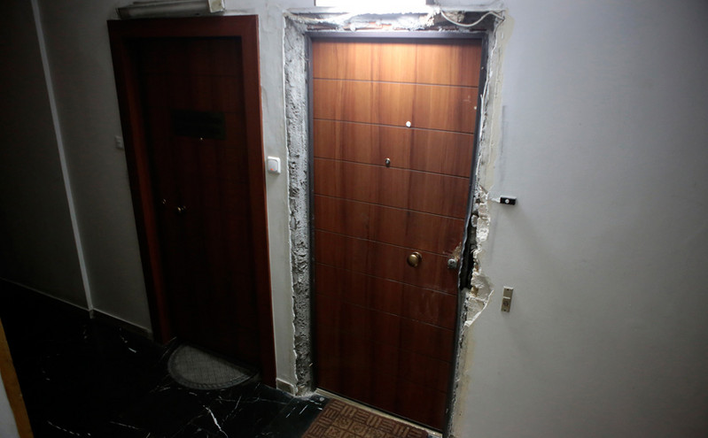 Βανδαλισμοί στην πολυκατοικία που στεγάζεται το γραφείο του Τσακαλώτου &#8211; Δείτε εικόνες