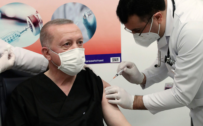 Σάλος με τον Ερντογάν: Έκανε και τρίτη δόση εμβολίου ενώ 50 εκατ. Τούρκοι βρίσκονται στην αναμονή