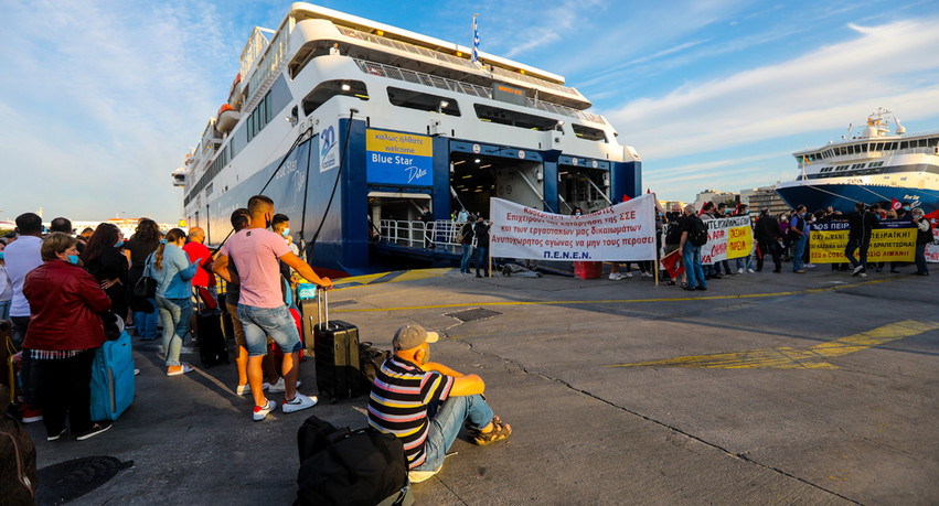 Λιμάνι Πειραιά: Ουρές και μεγάλη ταλαιπωρία από την 24ωρη απεργία της ΠΕΝΕΝ &#8211; Μπλόκο στην είσοδο του «Blue Star Delos»