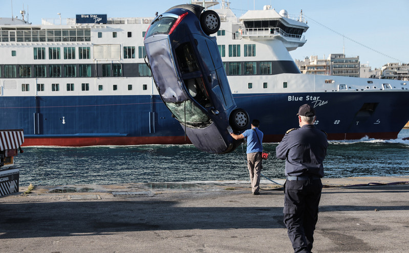 Πειραιάς: Εικόνες από το Ι.Χ που έπεσε στο λιμάνι -Έχασε τη ζωή του ο οδηγός