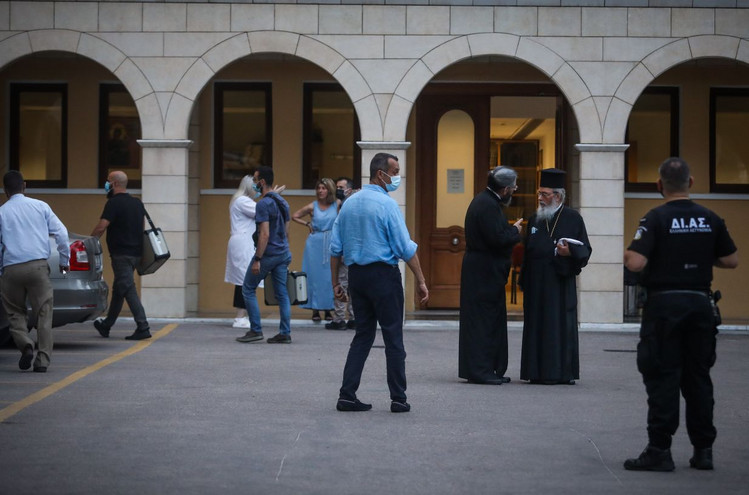 Μονή Πετράκη: Πώς έγινε η επίθεση με βιτριόλι στους επτά Μητροπολίτες &#8211; Ο 37χρονος ιερέας δικαζόταν για ναρκωτικά