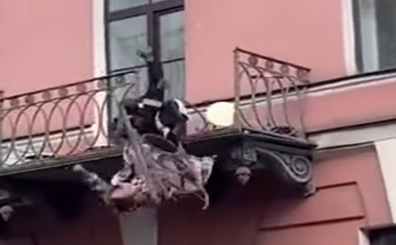 Τρομακτικό βίντεο με ζευγάρι που τσακώνεται και πέφτει από το μπαλκόνι