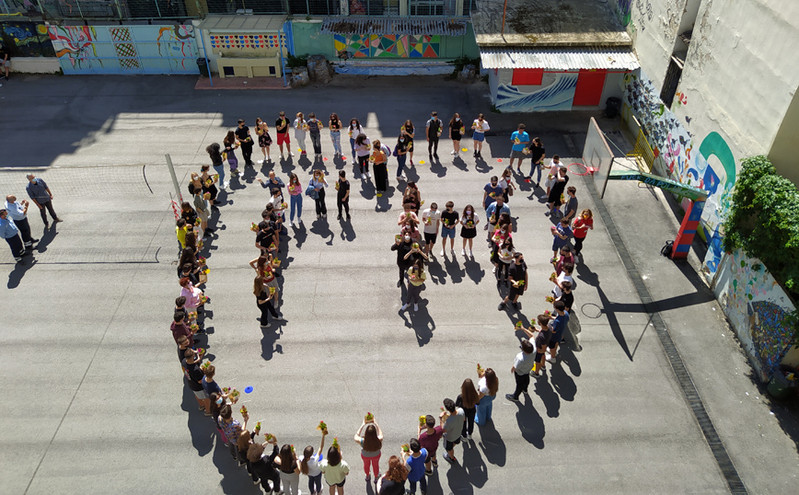 Μαθητές της Θεσσαλονίκης γιορτάζουν την Ημέρα Περιβάλλοντος σχηματίζοντας μια καρδιά με τη λέξη Γη