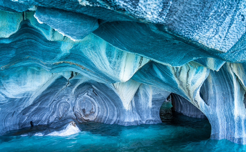 Οι εντυπωσιακές θαλάσσιες σπηλιές στην Παταγονία που σμίλεψε η φύση