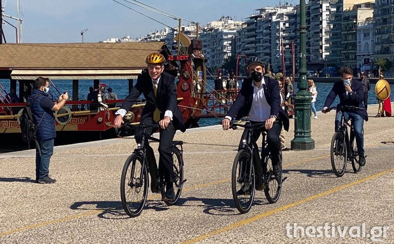 Ποδηλατάδα στην παραλία για τον Τζέφρι Πάιατ και τον Κωνσταντίνο Ζέρβα