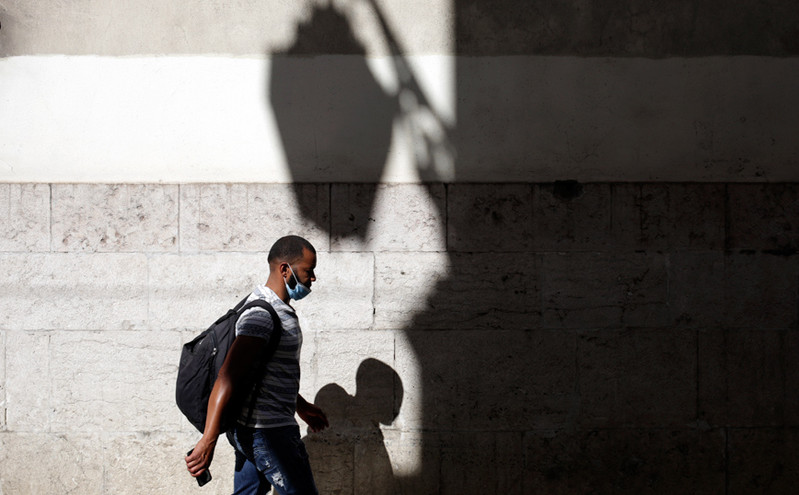 Οι Πορτογάλοι βγάζουν την μάσκα στα μέσα μαζικής μεταφοράς