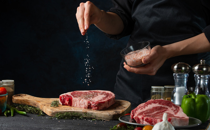Μπάρμπεκιου: Πώς συμβουλεύει ένας σεφ να αλατίζουμε το κρέας