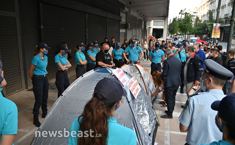 Έστησαν σκηνές έξω από το υπουργείο Εργασίας &#8211; Δείτε εικόνες από τη διαμαρτυρία απολυμένων επικουρικών πρόνοιας