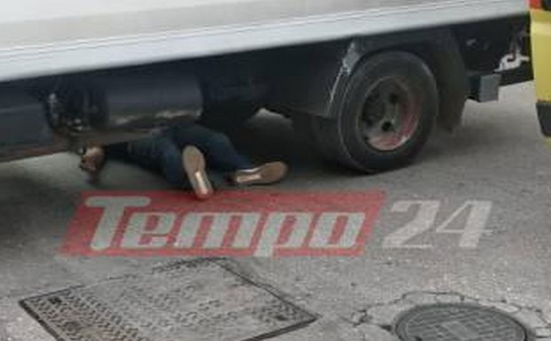 Σοκαριστικό τροχαίο στην Πάτρα: Οδηγός μηχανής σφηνώθηκε κάτω από φορτηγό