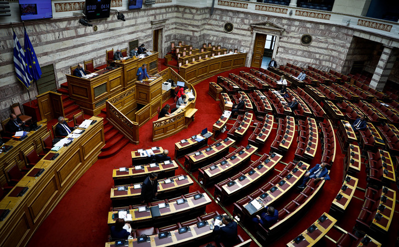 Βουλή: Πέρασε από την ολομέλεια το νομοσχέδιο για την εκλογή δημοτικών και περιφερειακών αρχών