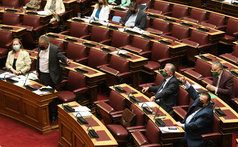 Εργασιακό νομοσχέδιο: Σφοδρή αντιπαράθεση για την πρόταση νόμου του ΣΥΡΙΖΑ για τα οικονομικά των κομμάτων