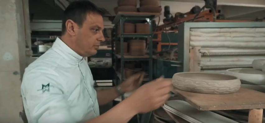 Σεφ στη Θεσσαλονίκη φτιάχνει μόνος του και τα πιάτα για να σερβίρει τις δημιουργίες του