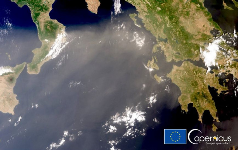 Καύσωνας: Έτσι κατέγραψε ο δορυφόρος το πέπλο σκόνης πάνω από την Ελλάδα