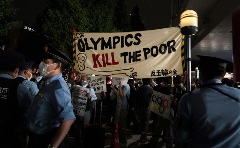 Ολυμπιακοί Αγώνες 2020: Διαμαρτυρία έξω από το στάδιο την ώρα της τελετής έναρξης