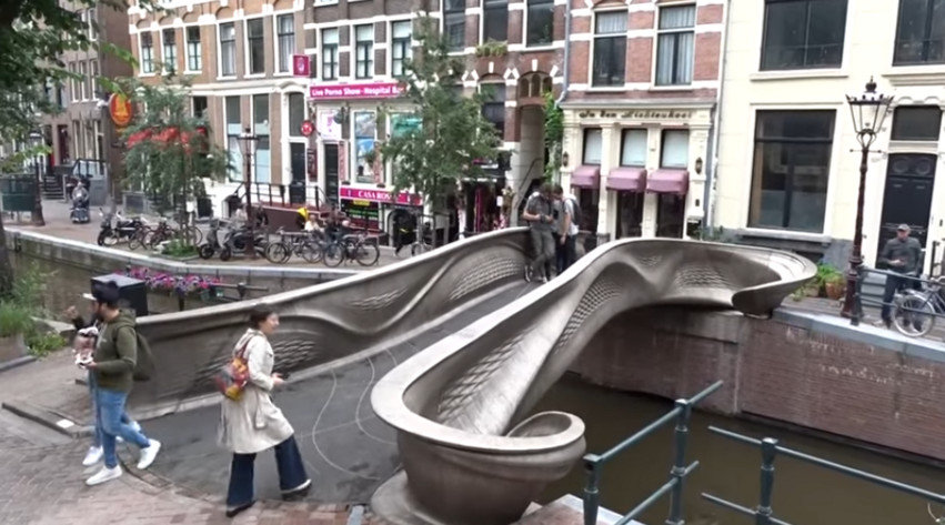 Ολλανδία: Σε κανάλι του Άμστερνταμ, η πρώτη στον κόσμο ατσάλινη γέφυρα από τρισδιάστατο εκτυπωτή