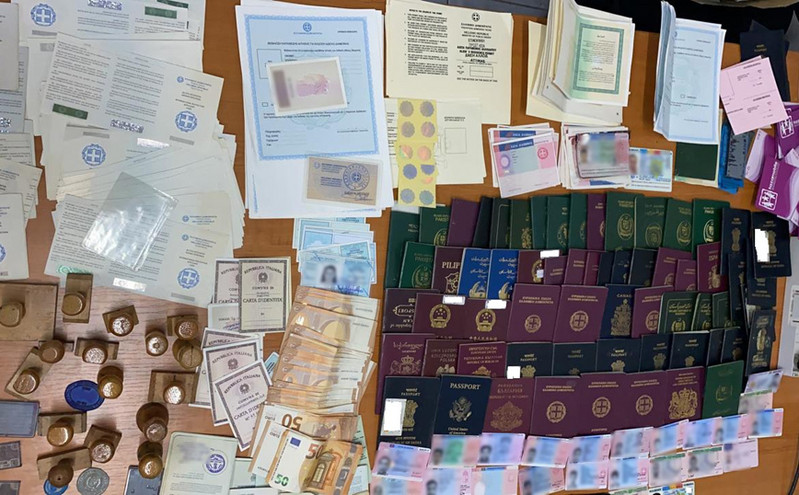 Έστησε εργαστήριο πλαστών εγγράφων στα Εξάρχεια: Διαβατήρια, ταυτότητες και διπλώματα με κέρδη πάνω από 300.000 ευρώ