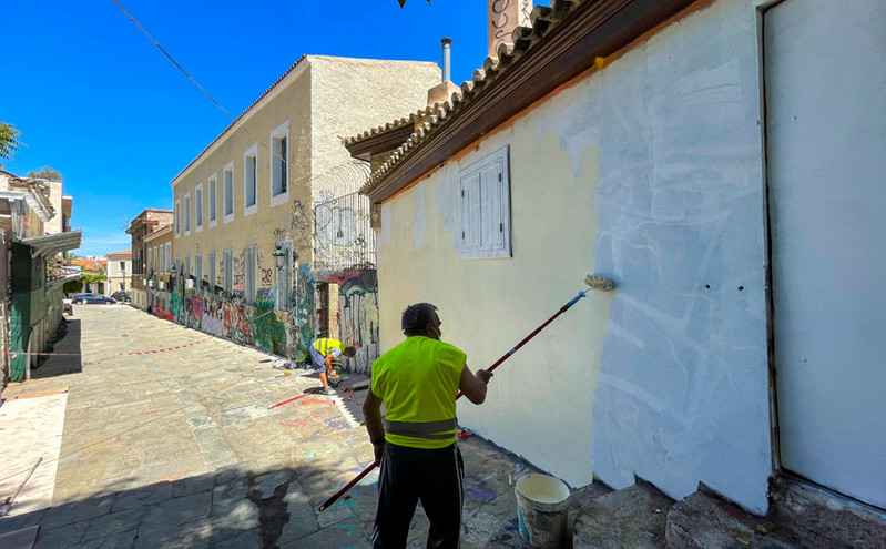 Δήμος Αθηναίων: Αντιγκράφιτι επιχείρηση στην Πλάκα &#8211; Καθαρίστηκαν επιφάνειες 8.200 τ.μ.