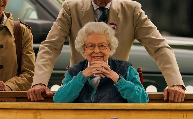 Βασίλισσα Ελισάβετ: Γιατί φαίνεται «τόσο χαρούμενη» παρά τον θάνατο του πρίγκιπα Φίλιππου
