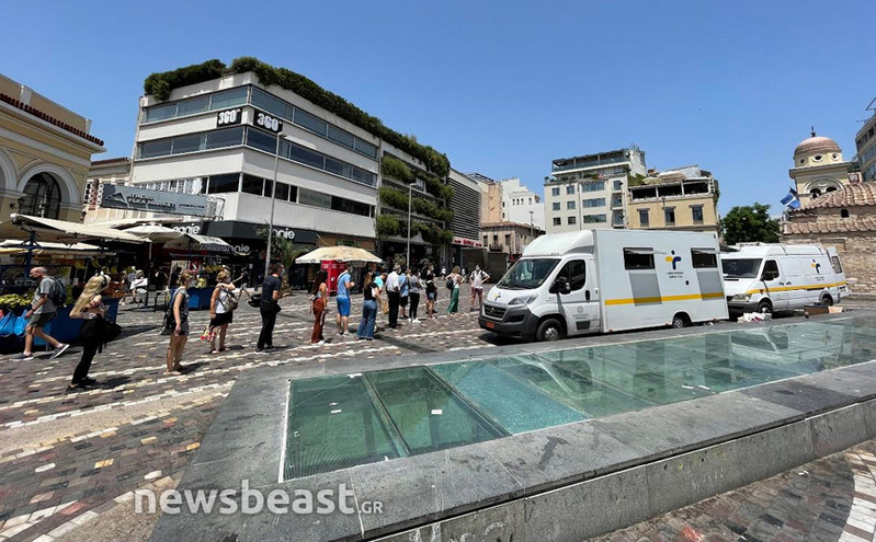 Πολίτες στήθηκαν στην ουρά στο Μοναστηράκι παρά τον καύσωνα για να κάνουν rapid test
