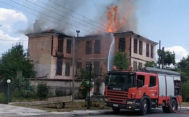 Φωτιά σε κτίριο στον Λαγκαδά Θεσσαλονίκης &#8211; Δείτε βίντεο
