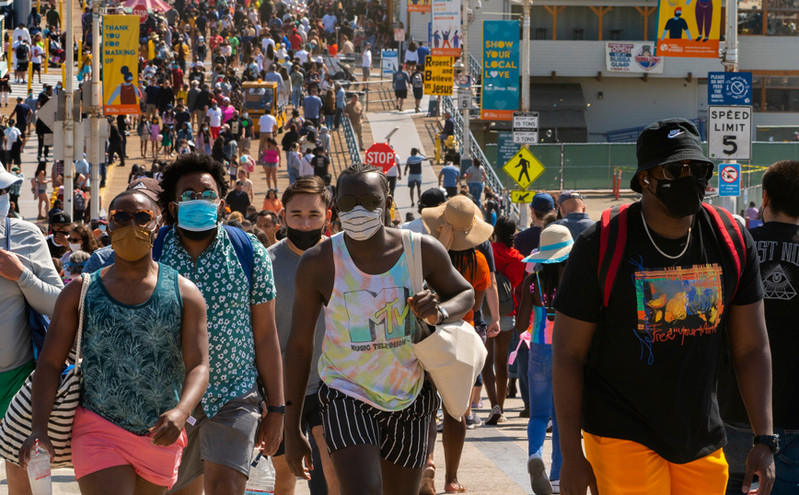 ΗΠΑ: Η αύξηση των κρουσμάτων φέρνει υποχρεωτική χρήση της μάσκας στο Λος Άντζελες